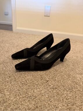 STUART WEITZMAN Black Women's Suede Pointed-Toe Kitten Heel Pumps